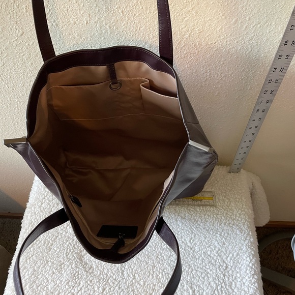 Large Leather Executive Tote - Picture 5 of 7